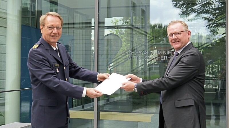 Polizeipräsident Manfred Jahn (l.) überreichte die Beförderungsurkunde an Polizeidirektor Markus Völkl.
