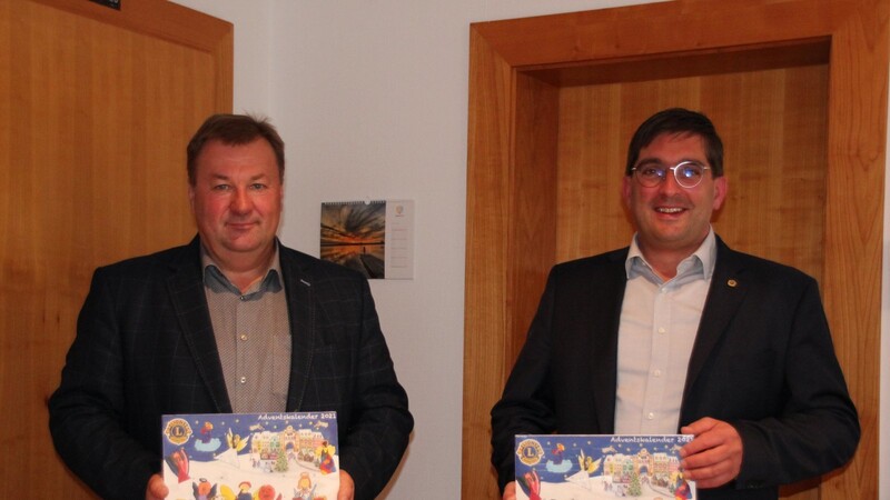 Walter Dendorfer (links) und Gerhard Blab präsentieren den Adventskalender 2021.