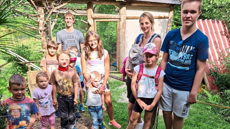 "Hautnah" waren der gemeindliche Jugendbeauftragte Andreas Mühlbauer und die an der Aktion teilnehmenden Kinder nebst einiger Eltern an den imposanten Tieren im Greifvogelpark der Familie Betz.