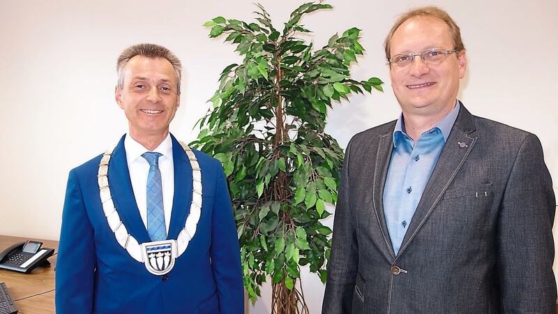 Wegen Corona leider ohne Händeschütteln übergab der stellvertretende Bürgermeister Christoph Ebner (rechts) am 1. Mai Amtsgeschäfte und Bürgermeisterkette an den neugewählten Gemeindechef Hans Biederer.