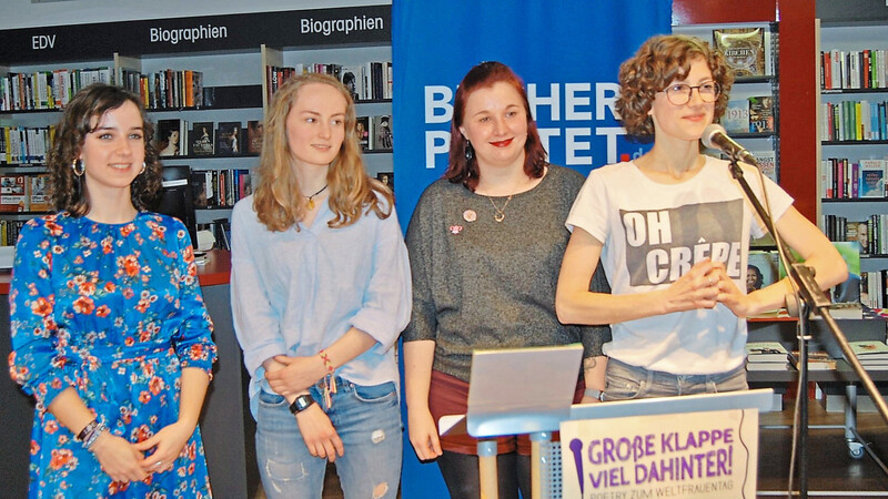 Trulla (von links), Rahel Behnisch, Ramona Lummer und Anja Perkuhn lieferten im Bücher Pustet verbale Frauenpower vom Feinsten.