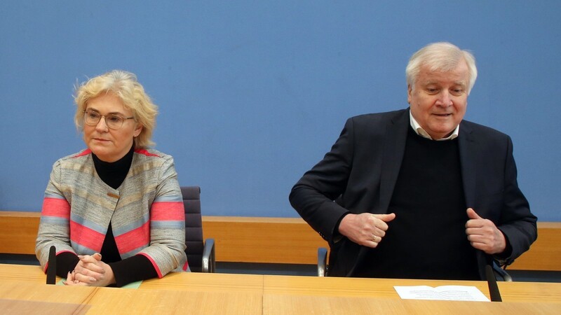 Justizministerin Christine Lambrecht und Innenminister Horst Seehofer äußern sich am Freitag zu den Morden in Hanau.