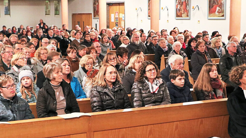 Bestens gefüllt war die Mainburger Stadtpfarrkirche am Sonntag bei der Uraufführung von "November Stille".