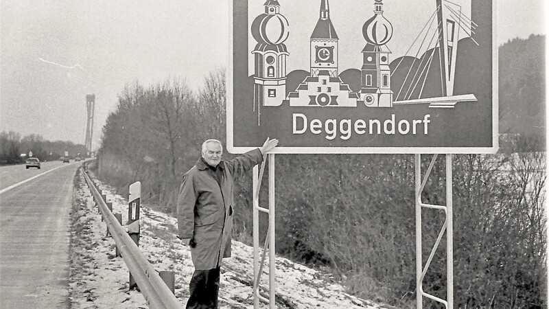 Zwei Exemplare dieser Hinweisschilder an der Autobahn A 3 weisen seit Dezember 1995 auf die Große Kreisstadt Deggendorf hin. Präsentiert wurden sie nach ihrer Aufstellung von OB Dieter Görlitz.