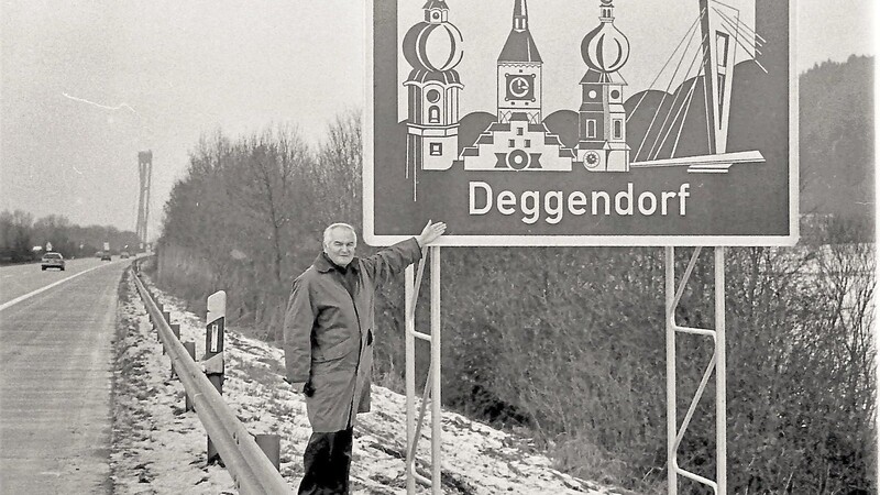 Zwei Exemplare dieser Hinweisschilder an der Autobahn A 3 weisen seit Dezember 1995 auf die Große Kreisstadt Deggendorf hin. Präsentiert wurden sie nach ihrer Aufstellung von OB Dieter Görlitz.