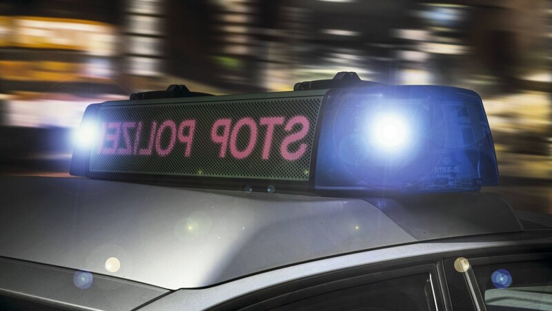 "STOP POLIZEI!" - Einem betrunkenen Autofahrer gelang das Anhalten am Samstag bei Hengersberg jedoch nicht mehr und er knallte ins Heck des Polizeiautos. (Symbolbild)