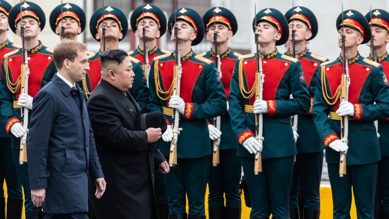 Kim Jong Un (im Vordergrund, rechts) wird in Wladiwostok mit militärischen Ehren empfangen.