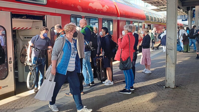 Viele der Fahrgäste am Regensburger Hauptbahnhof nutzten am Mittwochmorgen das neue 9-Euro-Ticket.
