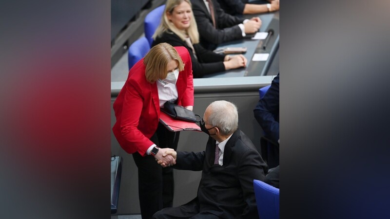 "Glückwunsch und Handschlag": Bärbel Bas und ihr Vorgänger Wolfgang Schäuble