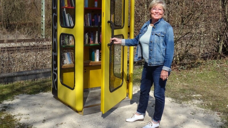 Rosemarie Mair hat diese ausrangierte Telefonzelle zu einer Büchertauschbörse gemacht.