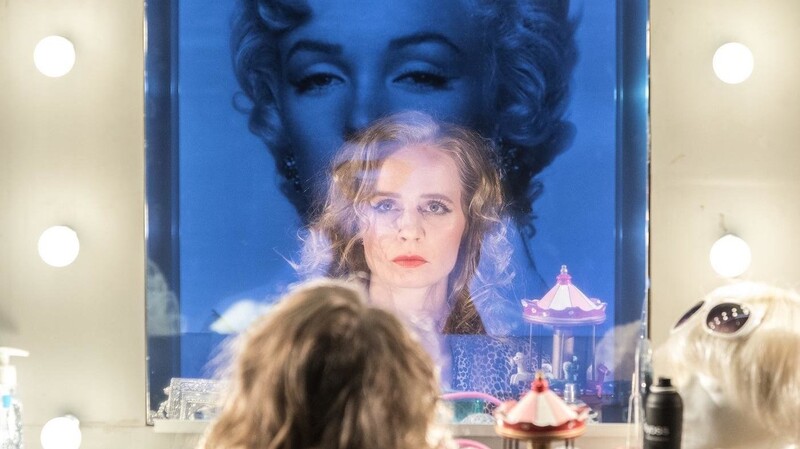 Eine Schauspielerin (Katharina von Harsdorf) nähert sich Marilyn Monroes letztem Abend an, bis zu ihrem Tod.