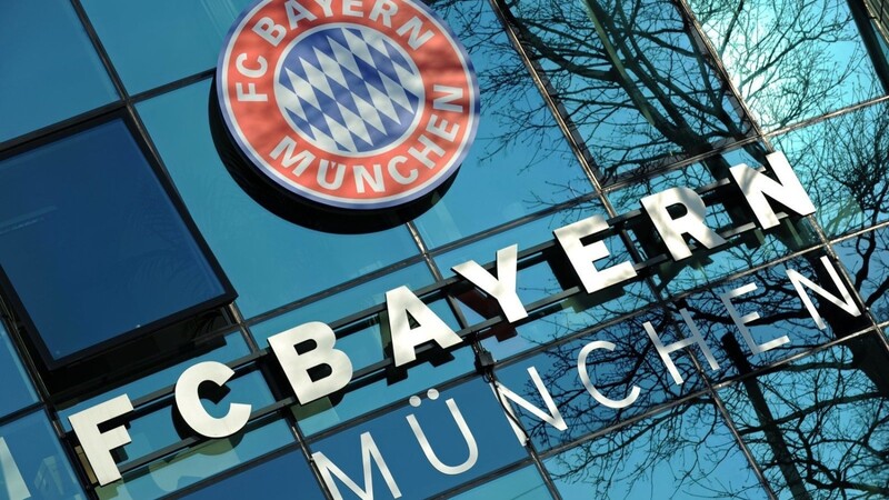 Das Logo des FC Bayern München auf dem Vereinsgelände an der Säbener Straße.