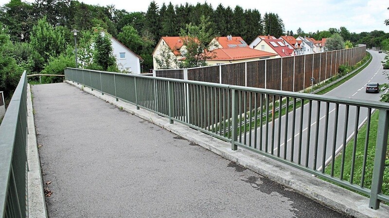 Die Brücke kann während der Baumaßnahme nicht genutzt werden, die Staatsstraße ist dann in diesem Bereich nur halbseitig befahrbar.