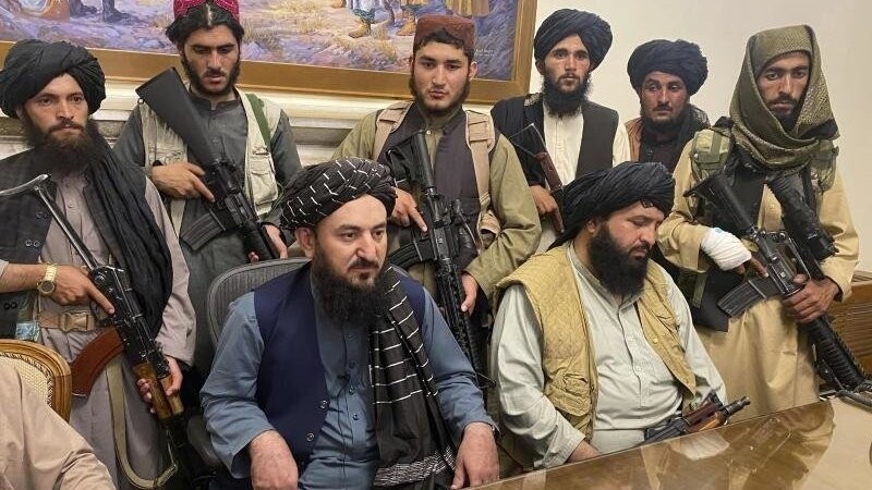 Taliban-Kämpfer sitzen in Afghanistans Präsidentenpalast. Nur wenige Stunden nach der Flucht von Präsident Ashraf Ghani hat die militant-islamistische Gruppierung große Teile der Hauptstadt Kabul eingenommen.