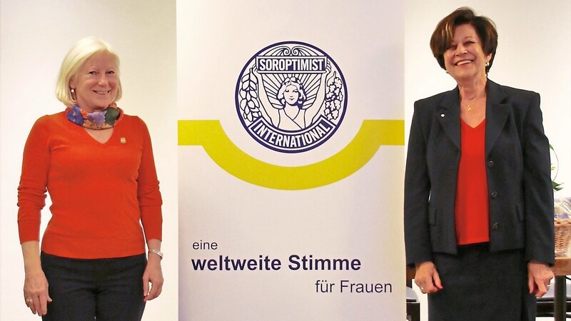 Gründungspräsidentin Elisabeth Emlinger-Zech (l.) übergab das Amt an die neue Präsidentin Yvonne Graßl.