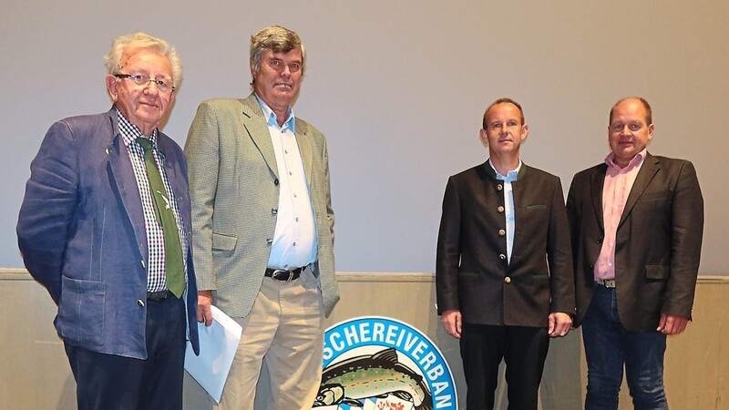 Der neu gewählte niederbayerische Fischerpräsident Michael Kreiner (von rechts) mit seinen Vizepräsidenten Karl-Heinz Billmeier, Johann Mayer und Hans-Dieter Scheiblhuber.