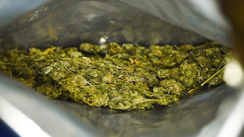 Laut Anklage hatte Y. zwischen Januar und März drei Mal je ein Kilo Marihuana zu je 2700 Euro verkauft.