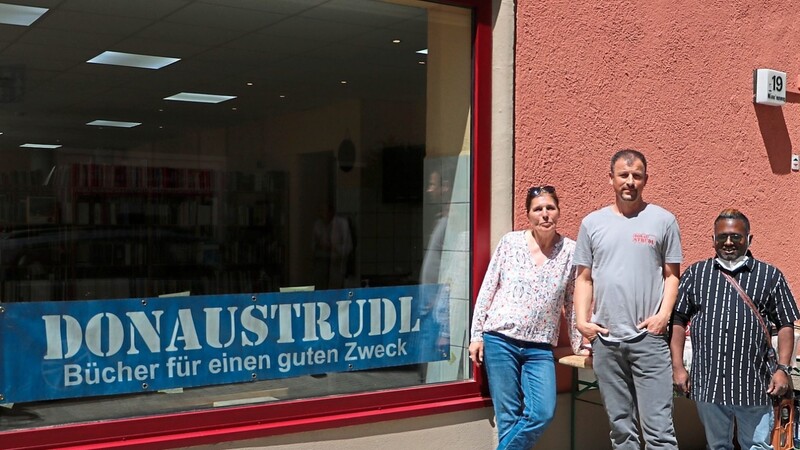 Von links: Susanne Freund, Thomas Schottenhammer und Markus Riemann sind für den neuen sozialen Buchladen verantwortlich.