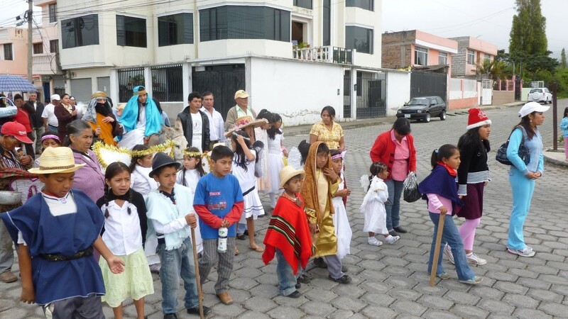 Zu den Weihnachtsfeierlichkeiten in Ecuador gehört ein Umzug durch die Stadt. Die Kinder sind als Engel und Hirten aus der Weihnachtsgeschichte verkleidet.