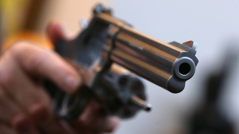 Um die Herausgabe eines Bagger-Zündschlüssels zu erzwingen ,soll eine 38-Jährige ihren Bruder mit einem Revolver bedroht haben.