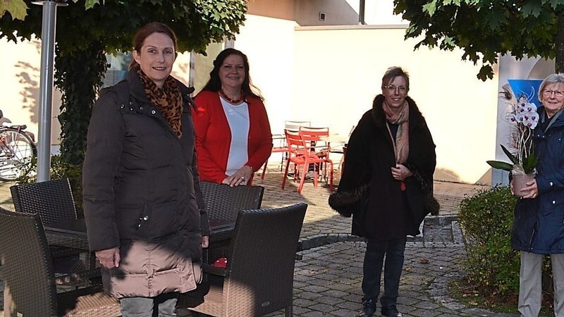 Sabine Hahn (v.l.), Susanne Unger, Vorsitzende Ingrid Ast, Elisabeth Zauner und Olga Stettmer sagten "Danke" zu Anneliese Weinberger (3.v.r.).