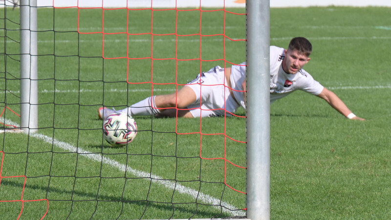 Marcel Müller trifft für den TSV Seebach. Am Ende steht ein ungefährdeter 3:0-Erfolg gegen den VfB Straubing.