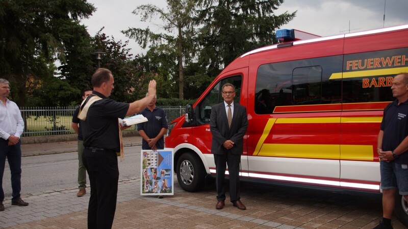 Im Juli freute sich die Feuerwehr Barbing über die Segnung ihres Mannschaftstransportwagens, die im kleinen Rahmen stattfand.