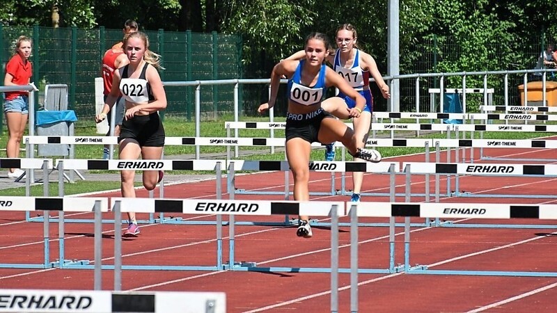 Auch ohne Zuschauer boten die Niederbayerischen Leichtathleten spannende Rennen auf der Tartanbahn an wie etwa hier über die 100 m Hürden der weiblichen Jugend U18.