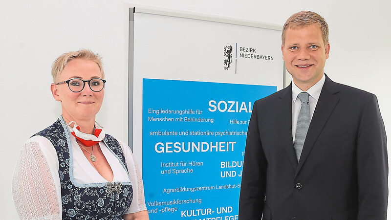 Dr. Tanja Hochegger (hier mit Bezirkstagspräsident Olaf Heinrich) hat heute ihren ersten Tag als neue Chefärztin der Kinder und Jugendpsychiatrie im Bezirkskrankenhaus. Sie tritt die Nachfolge von Dr. Norbert Dibbern an.