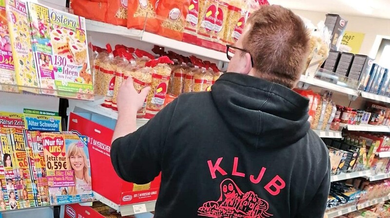 Ein Helfer der KLJB Haibach im Einsatz: Er besorgt gerade Lebensmittel in einem Supermarkt.