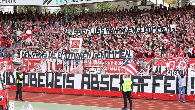 Fans des SSV Jahn Regensburg fordern beim Auswärtsspiel in Nürnberg im Oktober 2019 die Abschaffung des Videobeweises. Mit dieser Forderung sind sie nicht alleine.