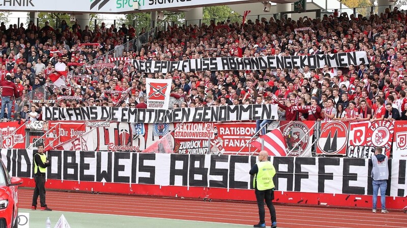 Fans des SSV Jahn Regensburg fordern beim Auswärtsspiel in Nürnberg im Oktober 2019 die Abschaffung des Videobeweises. Mit dieser Forderung sind sie nicht alleine.