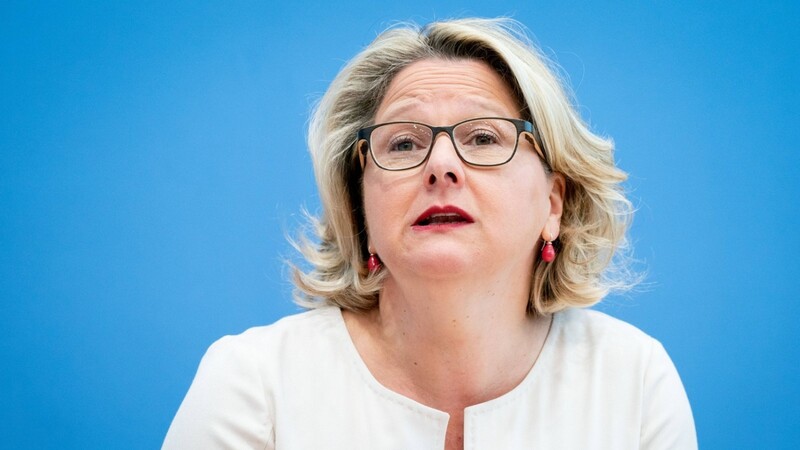 Die von Umweltministeri Svenja Schulze vorgeschlagene CO2-Steuer könnte weitere Wettbewerbsnachteile für deutsche Unternehmen mit sich bringen.