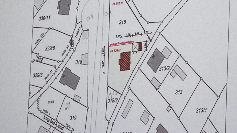 Rot eingezeichnet ist auf dem Lageplan das geplante Einfamilienhaus am Keltenweg, das laut Landratsamt nur über einen Bebauungsplan zu realisieren sein wird.