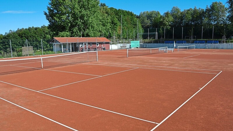 Mittlerweile abgeschlossen ist der Neubau der drei neuen Tennisplätze samt Laube. Die freiwilligen Helfer erbrachten dabei ein hohes Maß an Eigenleistung.