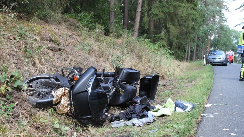 Auf der Gemeindeverbindungsstraße zwischen Walderbach und Wald beim Weiler Berg prallte das Motorrad auf relativ gerader Strecke in einen entgegenkommenden Audi. Beide Motorradfahrer erlitten schwerste Verletzungen und kamen mit Hubschraubern in Regensburger Kliniken.