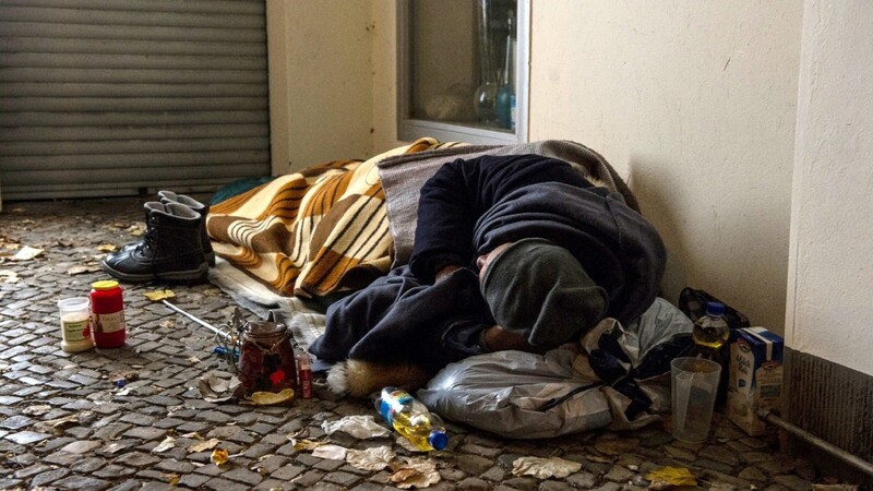 In Bayern sind nach offiziellen Angaben immer mehr Menschen von Armut bedroht.