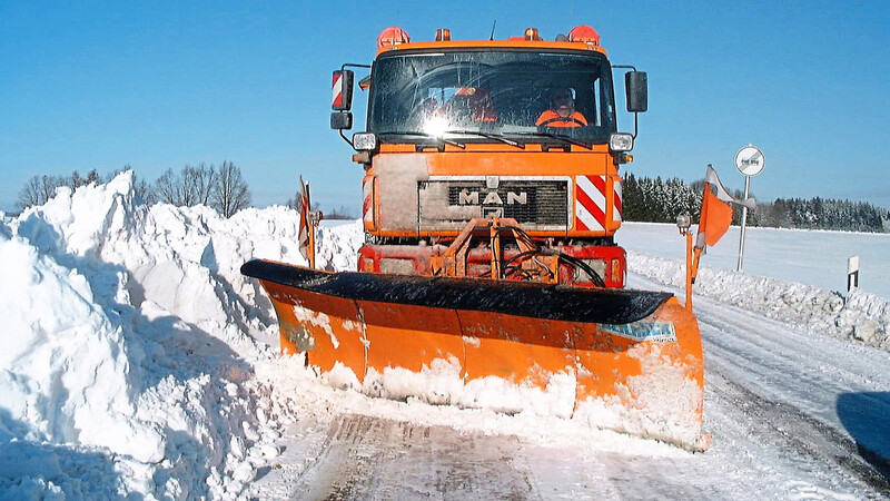 Es kann losgehen: Die Winterdienstfahrzeuge der Straßenmeistereien des Staatlichen Bauamts Landshut sind auch für den Landkreis Kelheim einsatzbereit.