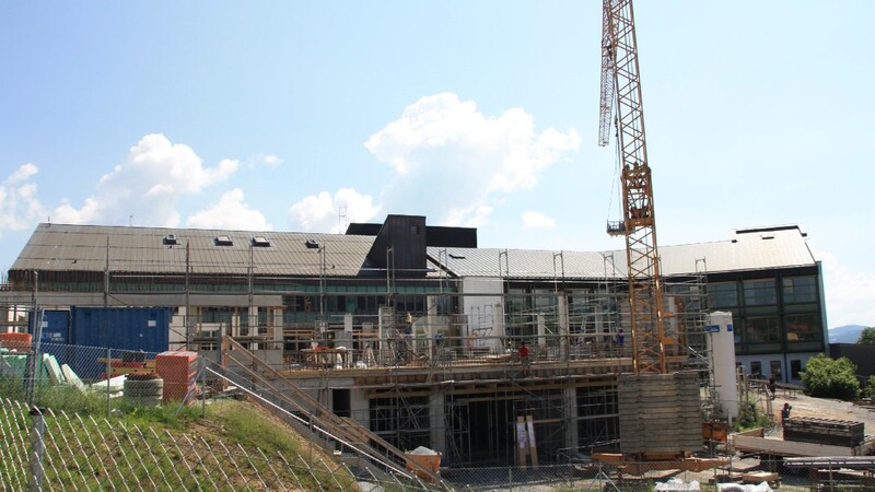 An der Arberlandklinik Viechtach entsteht derzeit ein "Neubau am Neubau", außerdem werden zusätzliche Stellplätze gebaut.