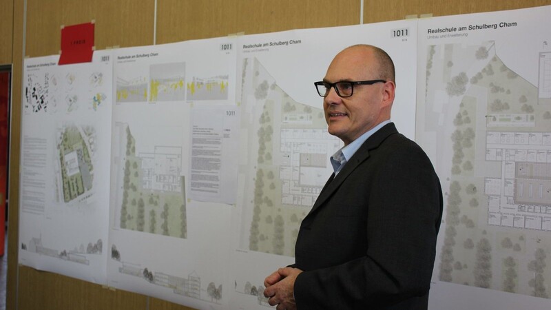 Architekt Stephan Suxdorf stellte die Pläne für die neue Realschule in Cham vor.