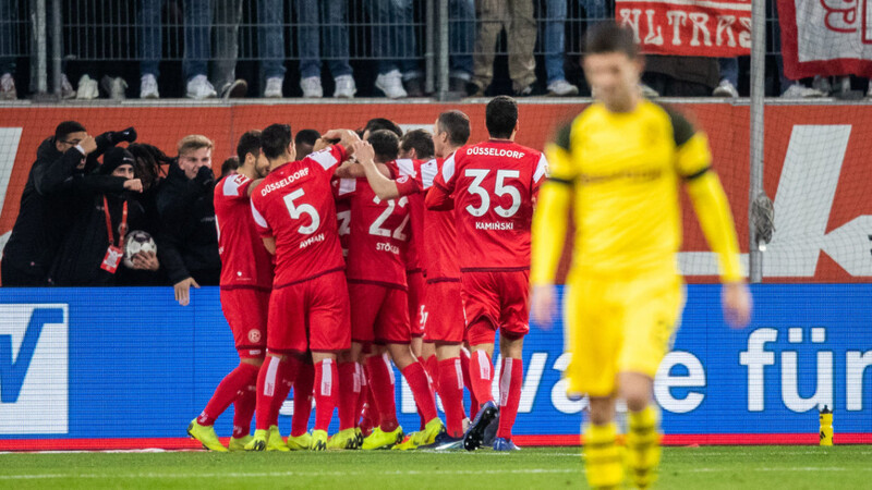 Die Düsseldorfer Spieler (hinten) freuen sich über den Treffer zum 2:0 gegen Herbstmeister Dortmund.