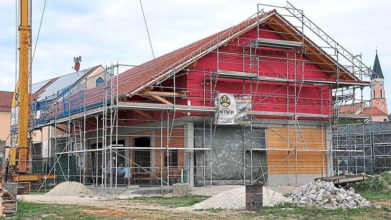 Der an das Dorfgemeinschaftshaus angebaute Schloss-Stadl soll im Frühjahr 2023 fertig sein.