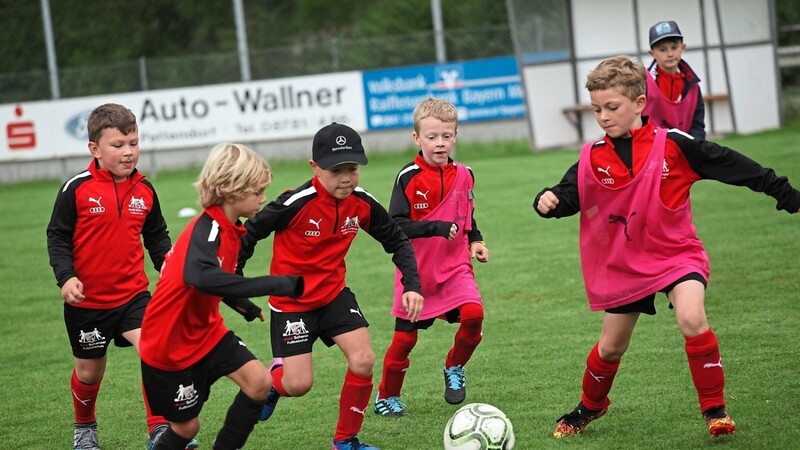 Bei der Audi Schanzer Fußballschule geht es für die Kinder vor allem um Spaß am Fußball. Trotzdem kämpfen sie natürlich verbissen um jeden Ball.