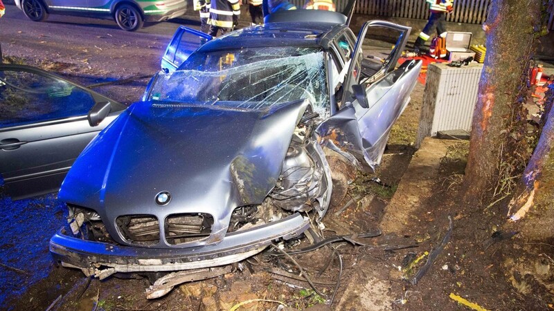 Offenbar im Rausch ist ein 29-Jähriger bei Vilsbiburg mit seinem Auto in einen Baum gekracht. Wie durch ein Wunder überstand er den Unfall nahezu unverletzt.
