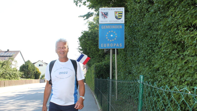 Hans Fischaleck ist am Dienstagmorgen Richtung Landkreisgrenze zu Kelheim gestartet. Pro Tag will er 30 Kilometer schaffen, so dass er dann hoffentlich mit der Ankunft des Busses aus Neufahrn am 24. August in Broons ist.