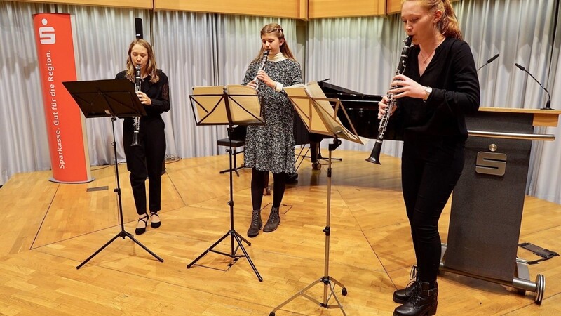 Den relativ seltenen Ensemble-Preis bekamen drei junge Klarinettistinnen für ihre instrumentalen "Plaudereien auf der Parkbank" (von links) Anna Schedlbauer, Magdalena Karl und Theresa Meusel.