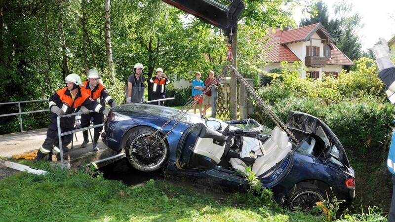 Das Unfallauto wird geborgen (Fotos: re)
