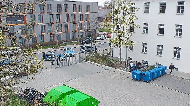 Mit Polizeiunterstützung werden die drei Unterkünfte an der Niedermayerstraße am Dienstag vergangene Woche unter Quarantäne gestellt.