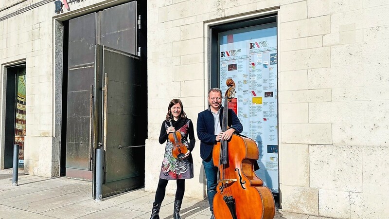 Die Lust an der Musik: Joana Weyland, zweite Violine im Orchester, und Andreas Brand, Kontrabassist.