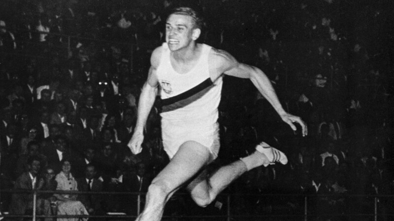 Der deutsche Sprinter Armin Hary am 21. Juni 1960 beim zweiten Rekordlauf im Letzigrund-Stadion in Zuerich. Als erster Mensch lief Hary in glatten 10,0 Sekunden ueber 100 Meter und erreichte damit die magische Grenze der Sprinter.